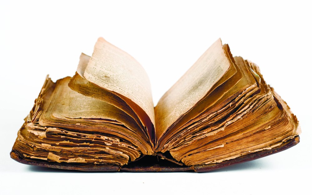 Старая книга на белом фоне