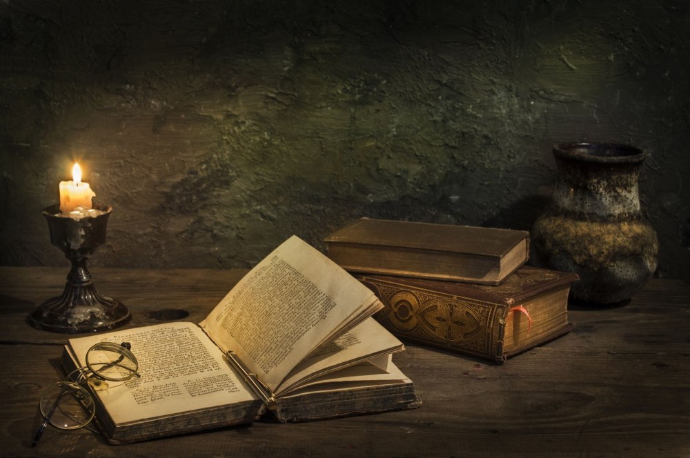 Старинная книга раскрыта
