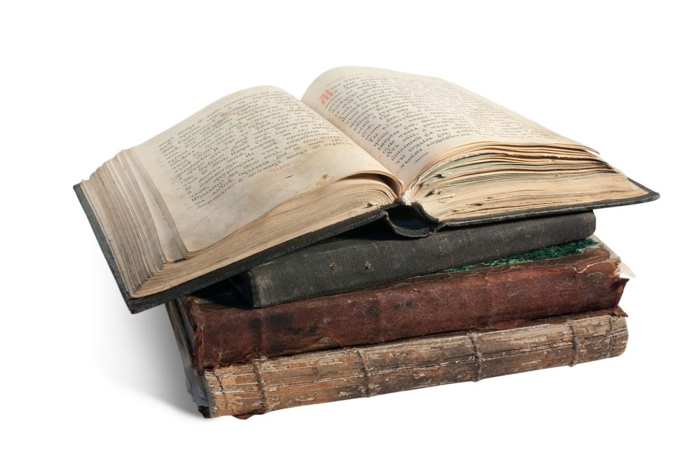 Старинная книга открытая