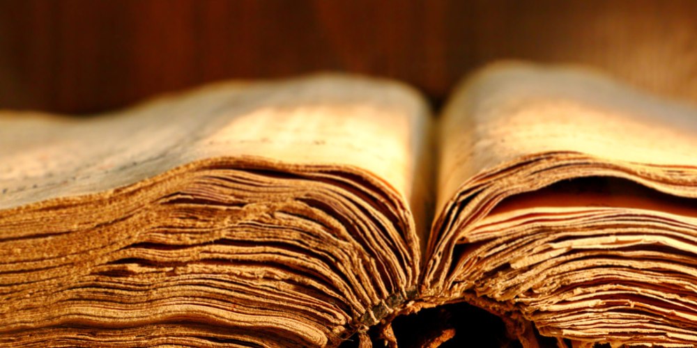 Старинная толстая книга