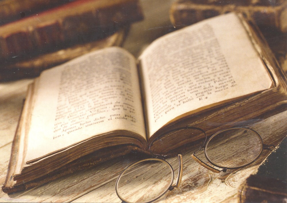 Старинная книга открытая