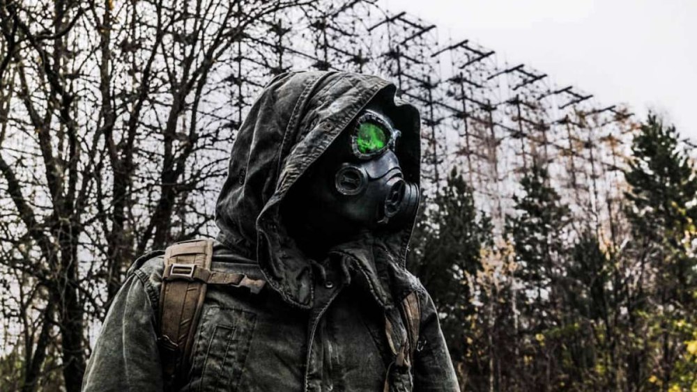 В противогазе в лесу