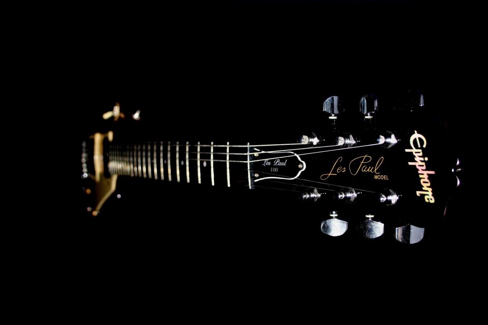 Gibson les Paul на черном фоне