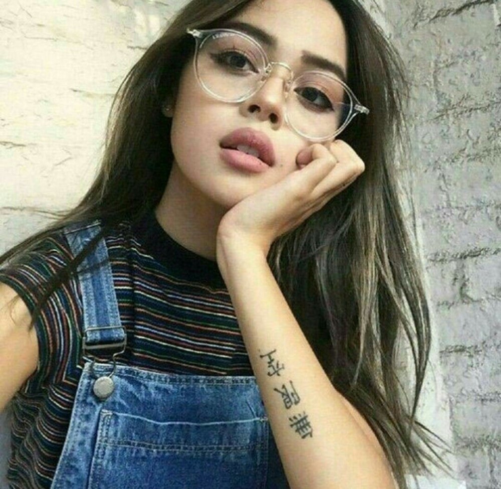 Лили Маймак в очках