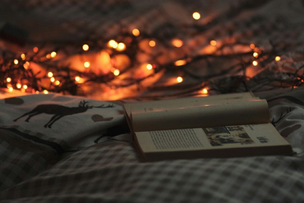 Книга с гирляндой
