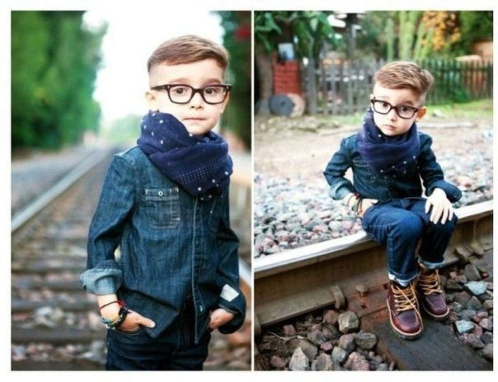 Стильный мальчик в очках