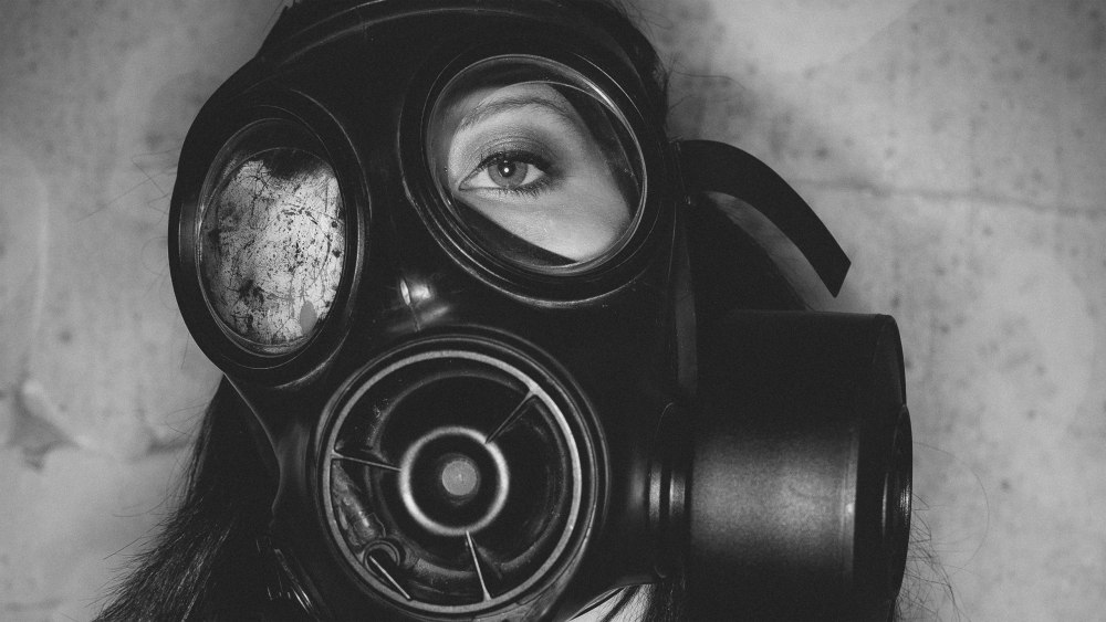 Девушка в противогазе задыхается