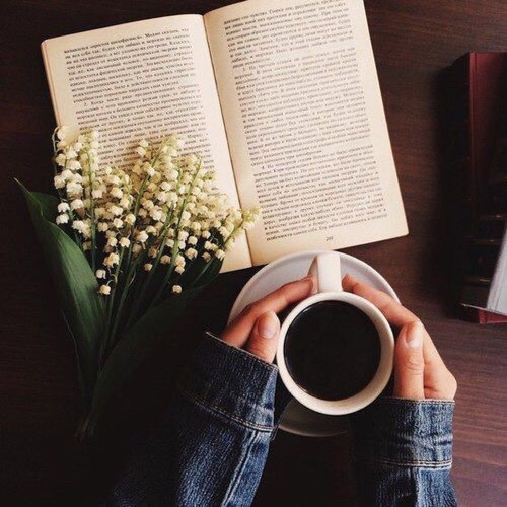 Чтение книг и кофе