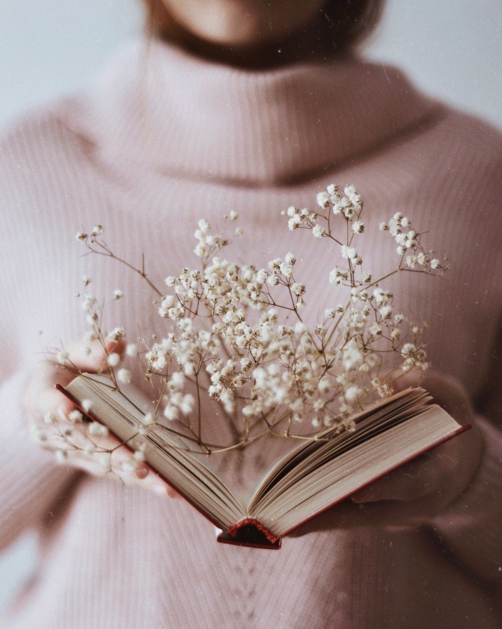 Эстетика книги и цветы на природе