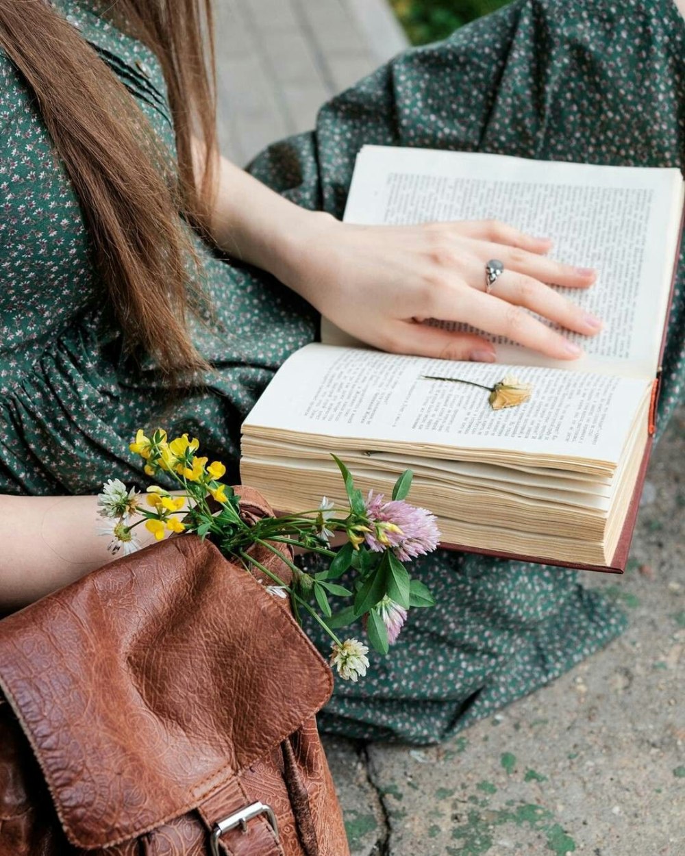 Девушка с книжкой