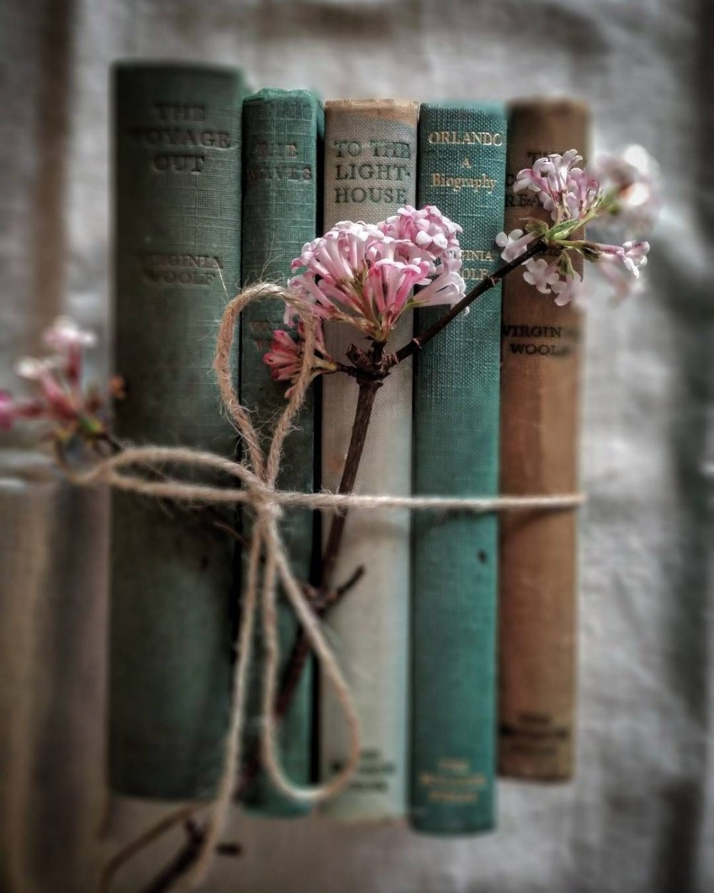 Книга с цветами