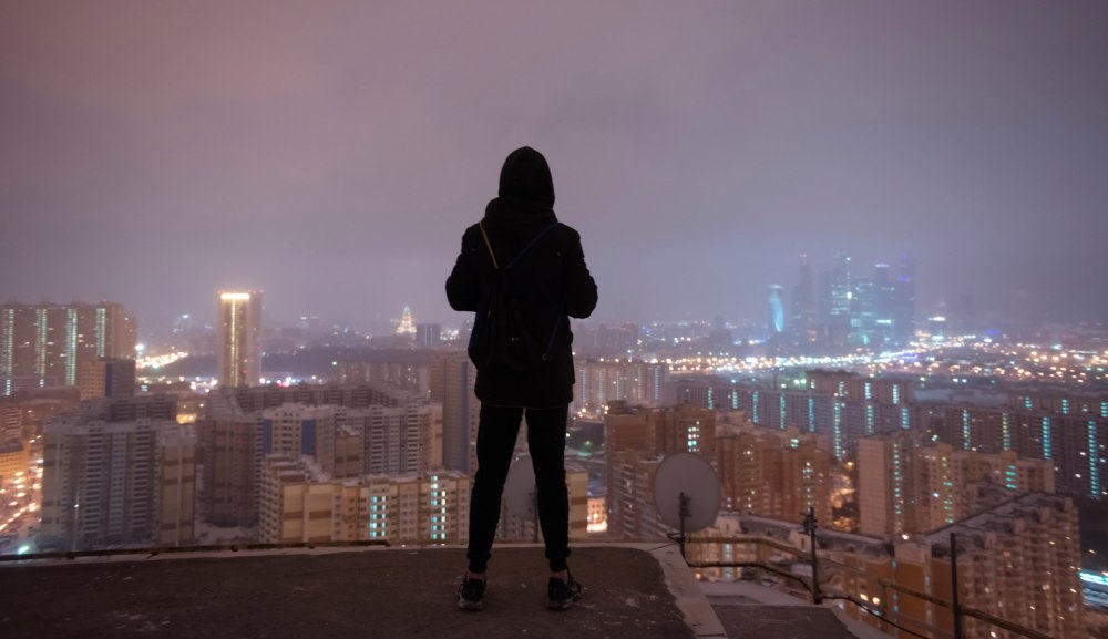 Парень на крыше