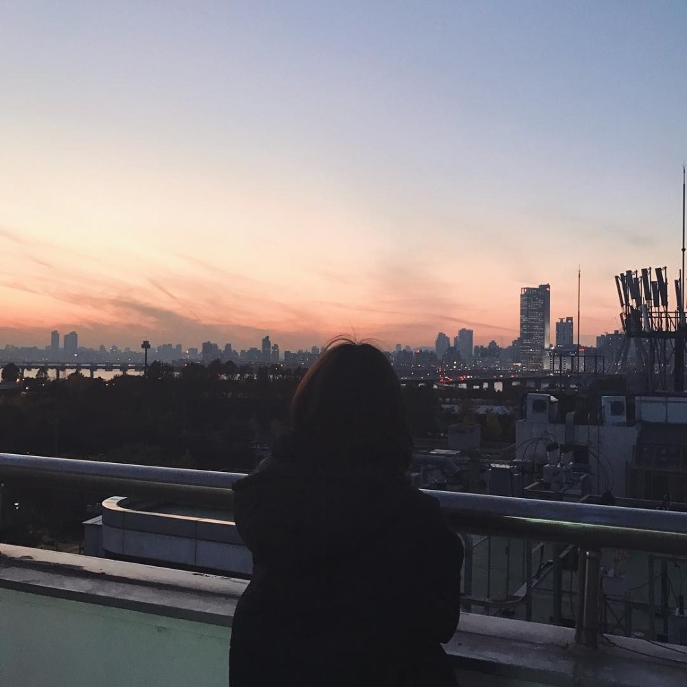 Кореянка на крыше ночью