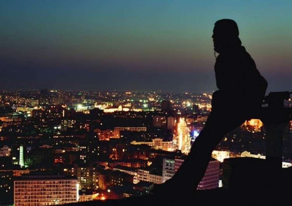 Парень на крыше