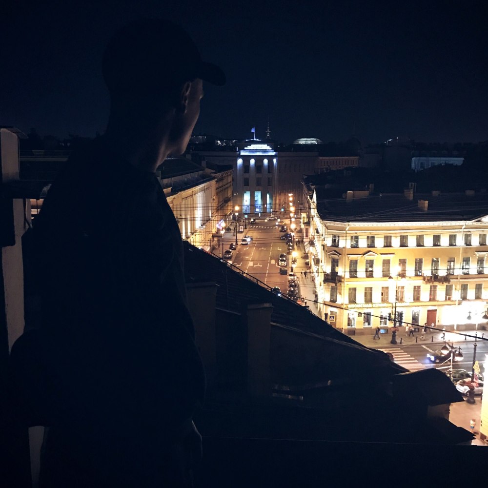 Парень на крыше ночью