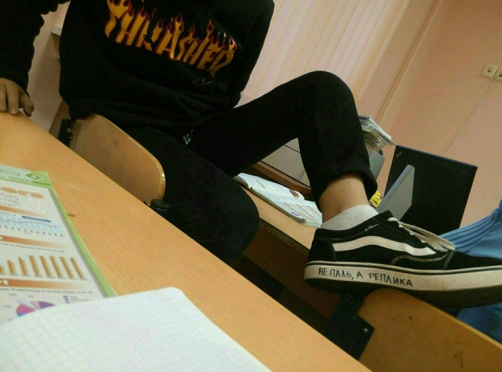 Девушка в школе без лица