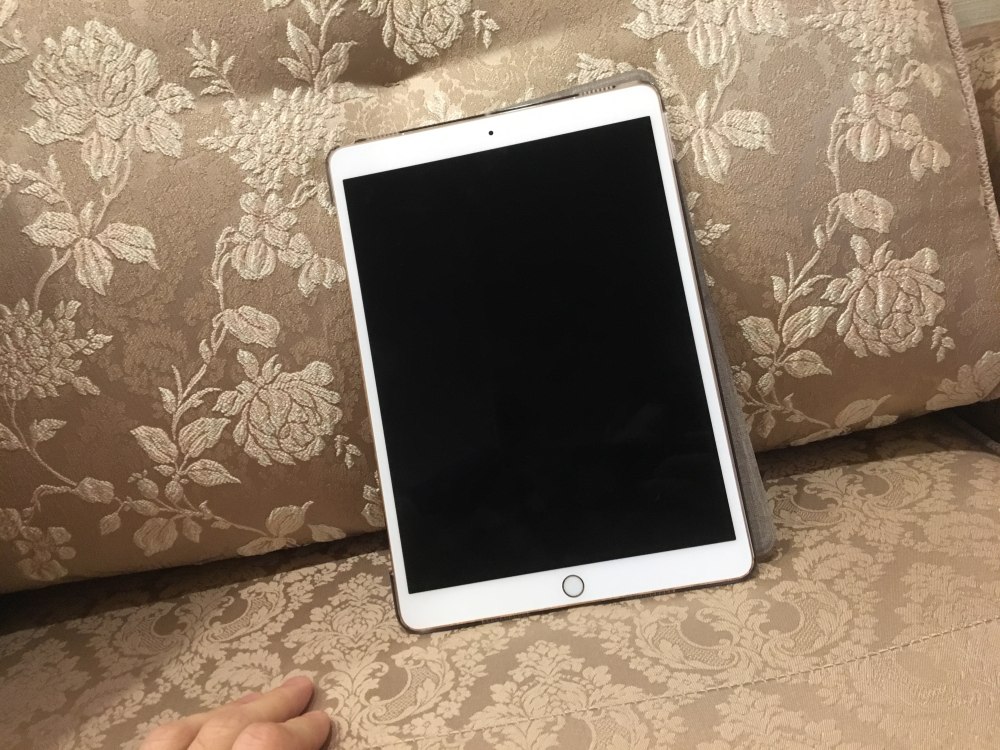 IPAD на кровати