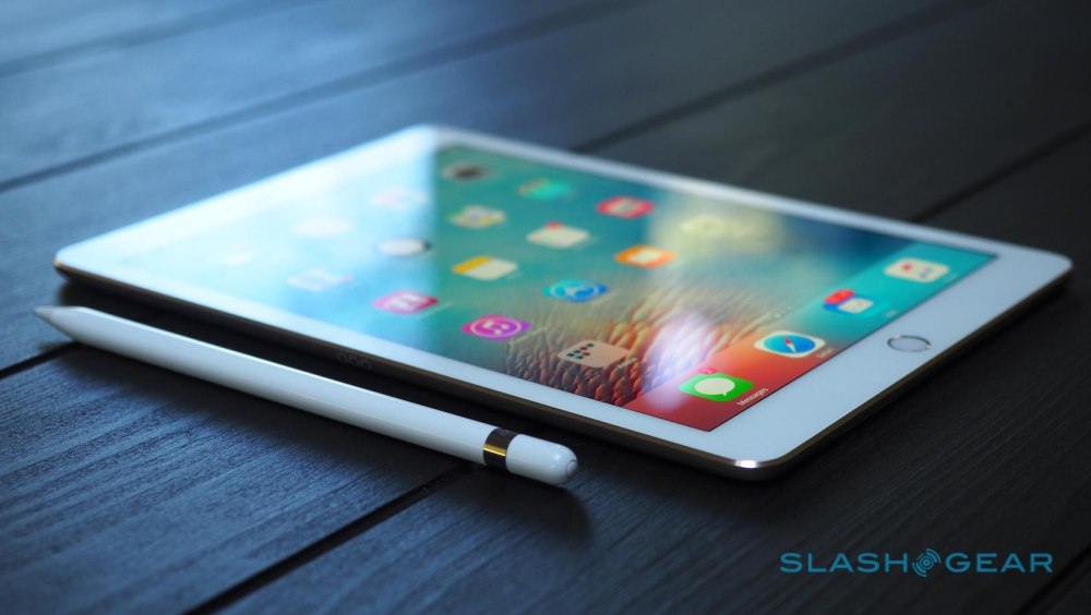 Apple IPAD Pro 12.9 на столе