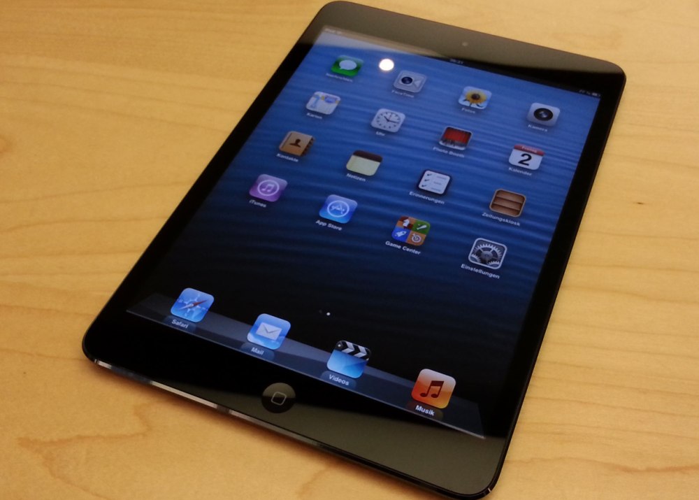 IPAD Mini на столе