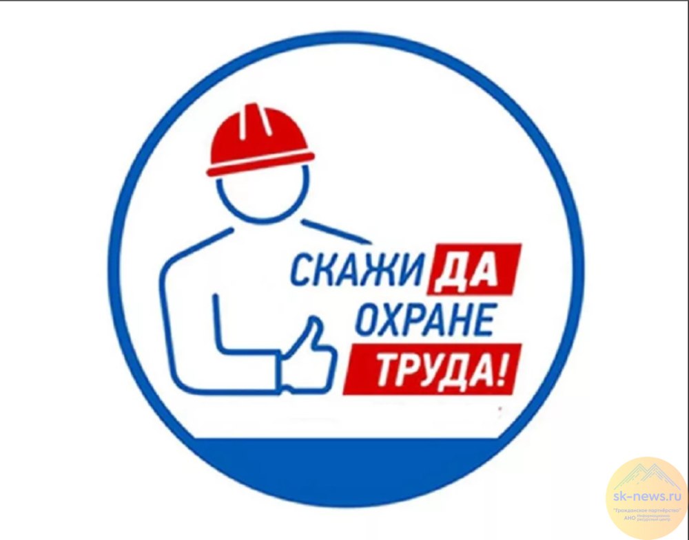 Строитель с каской в руке