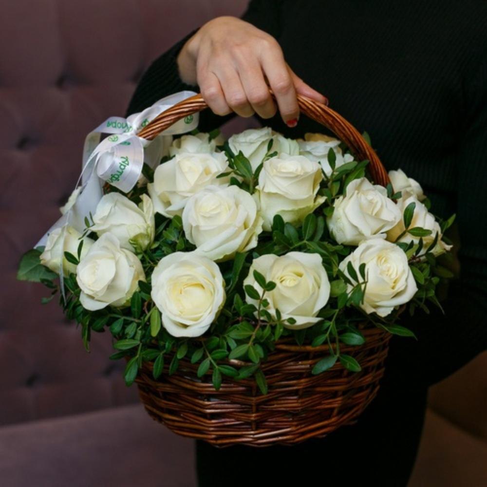 Корзина белых роз