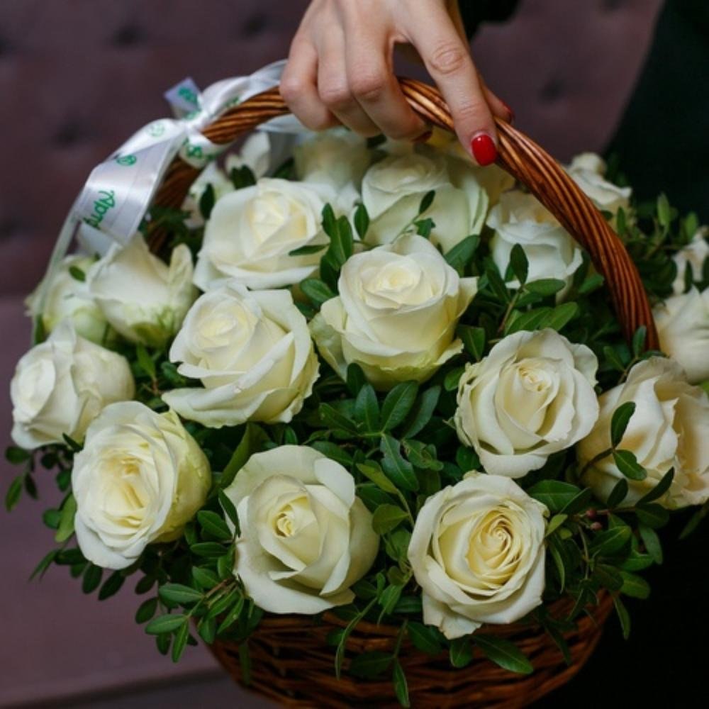 Белые розы в корзинке
