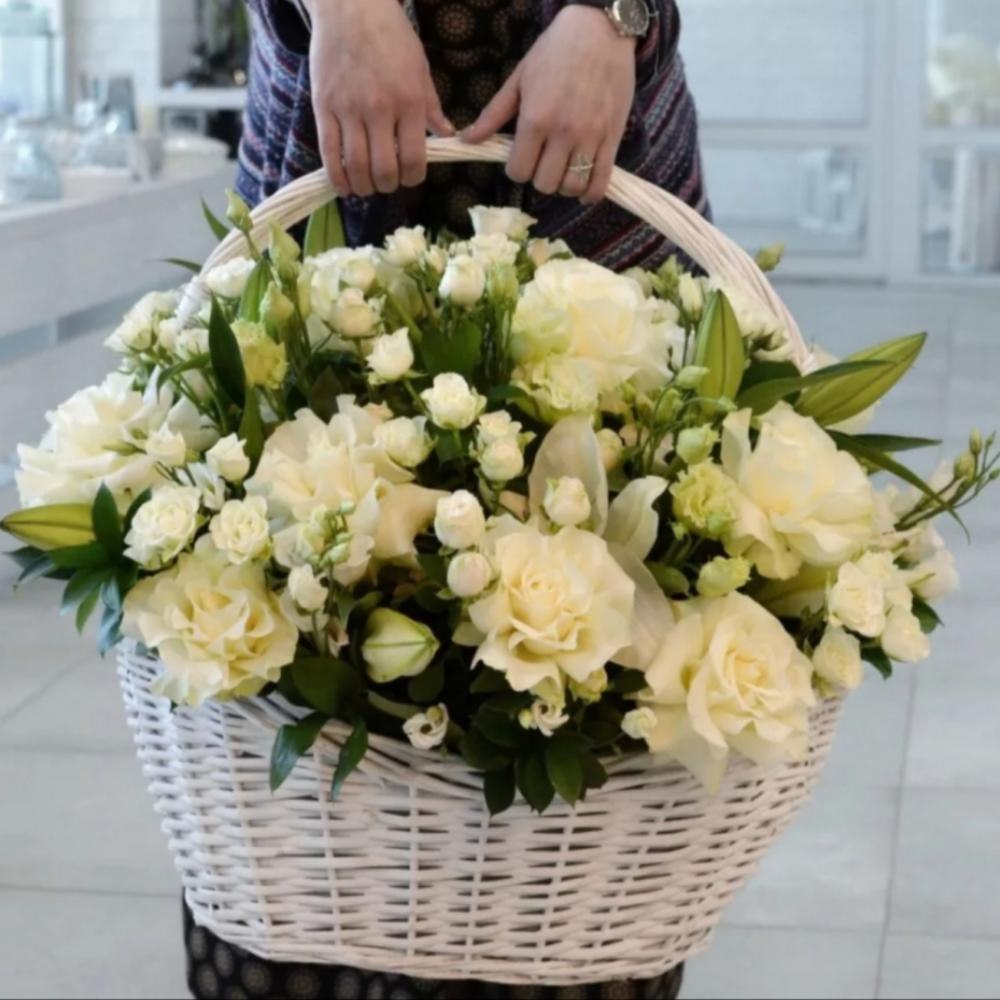 Корзина с белыми цветами