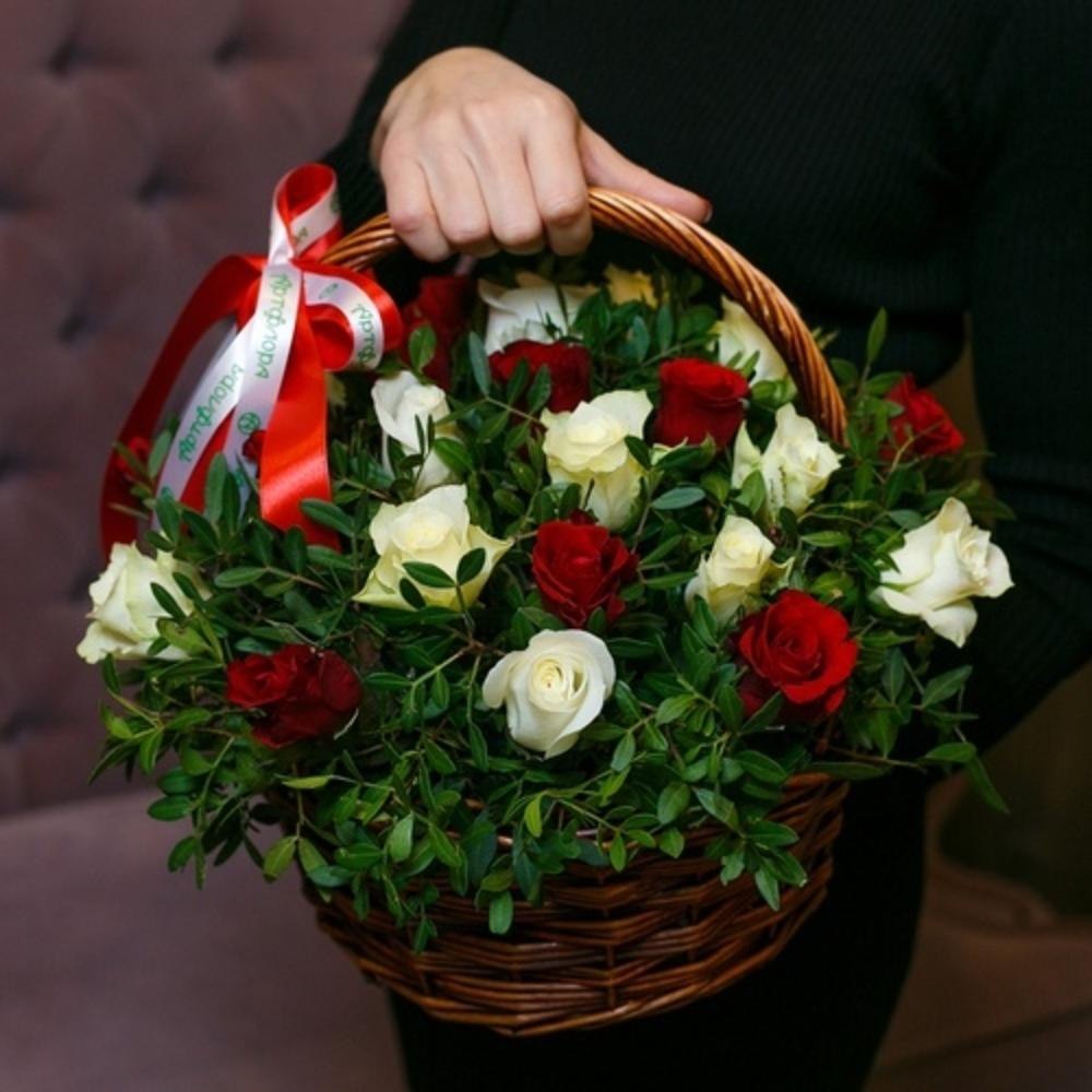 Красные розы в корзинке
