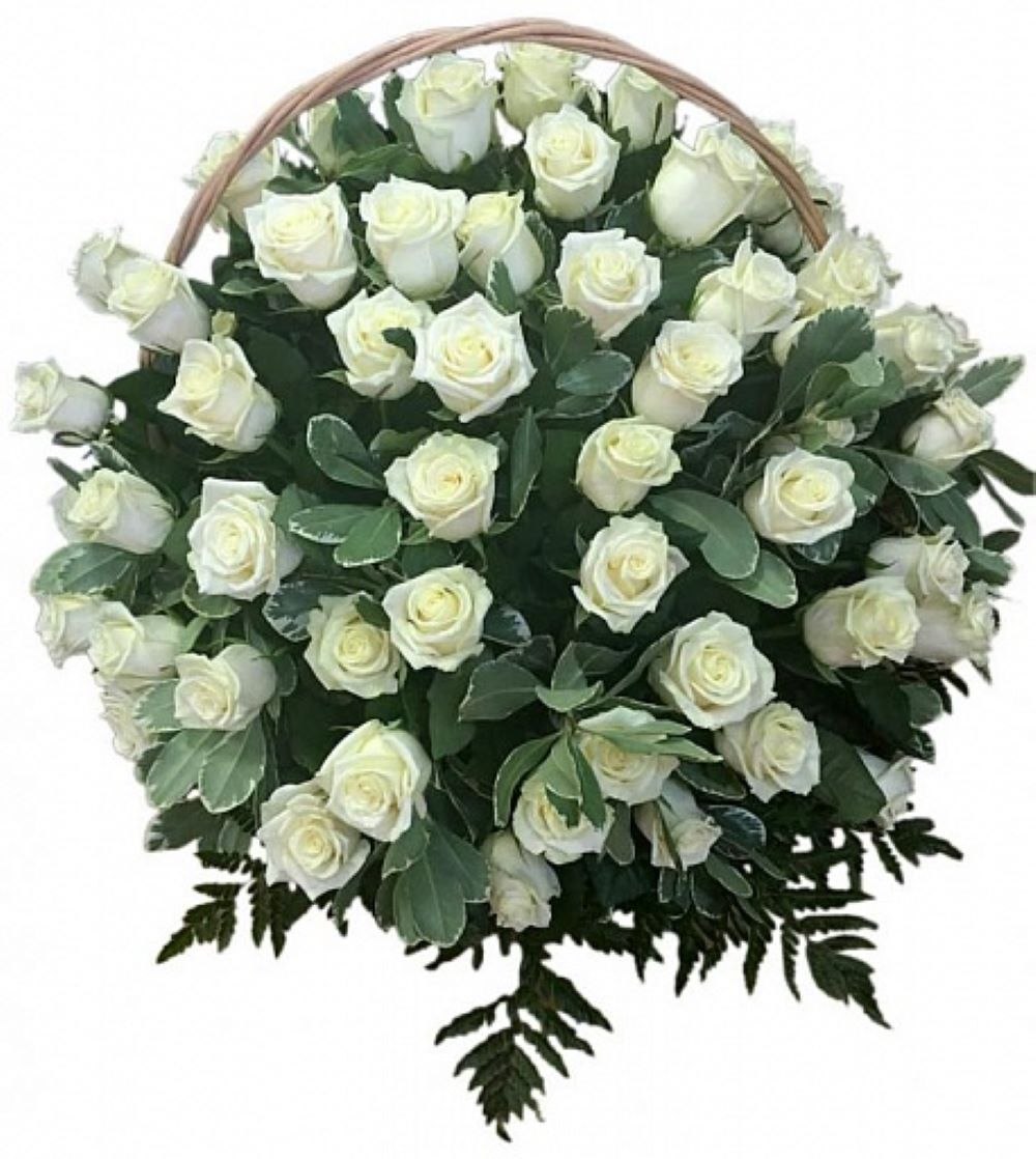 Белые розы в корзинке