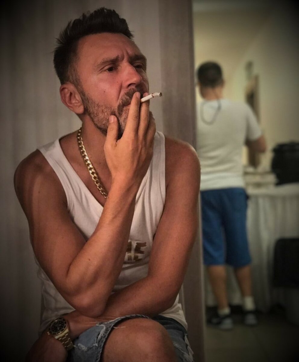 Чел курит