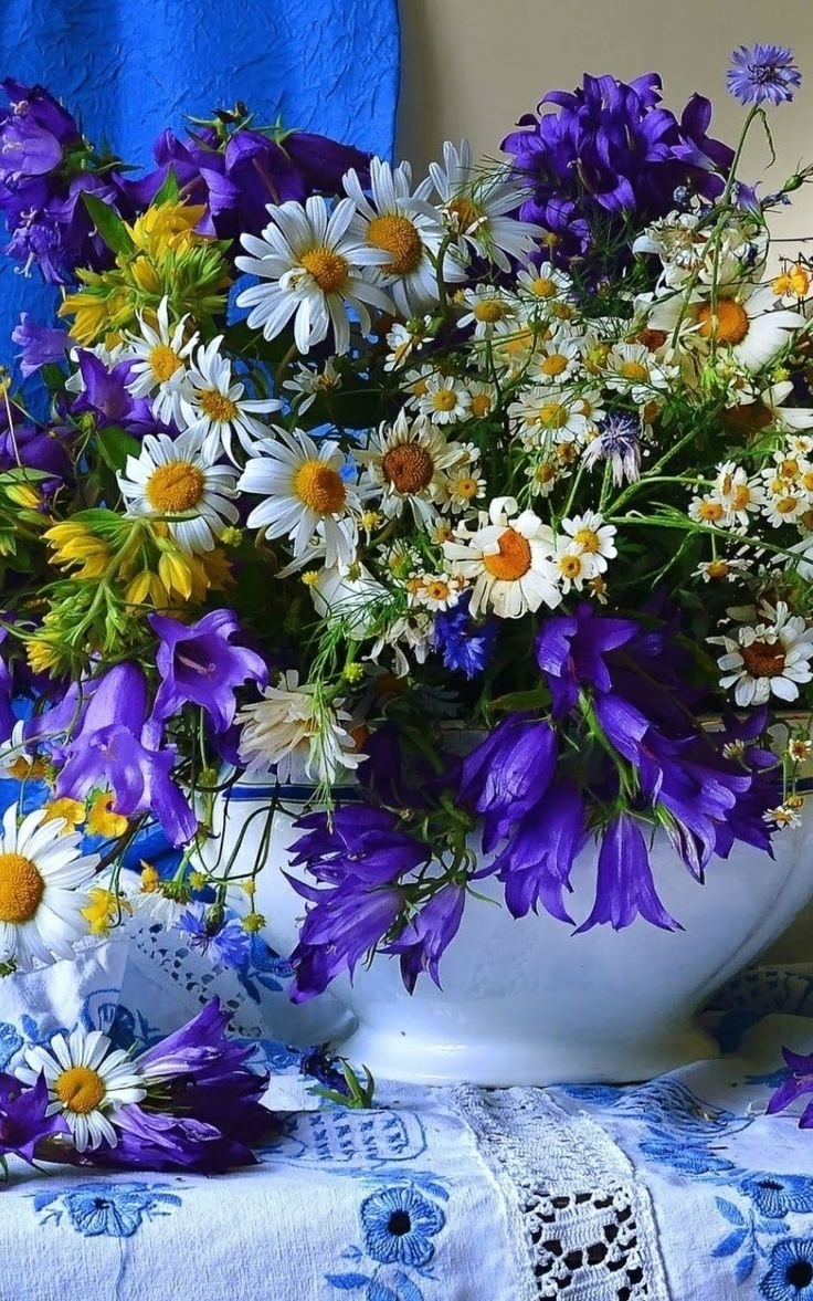 Корзина с ромашками и васильками