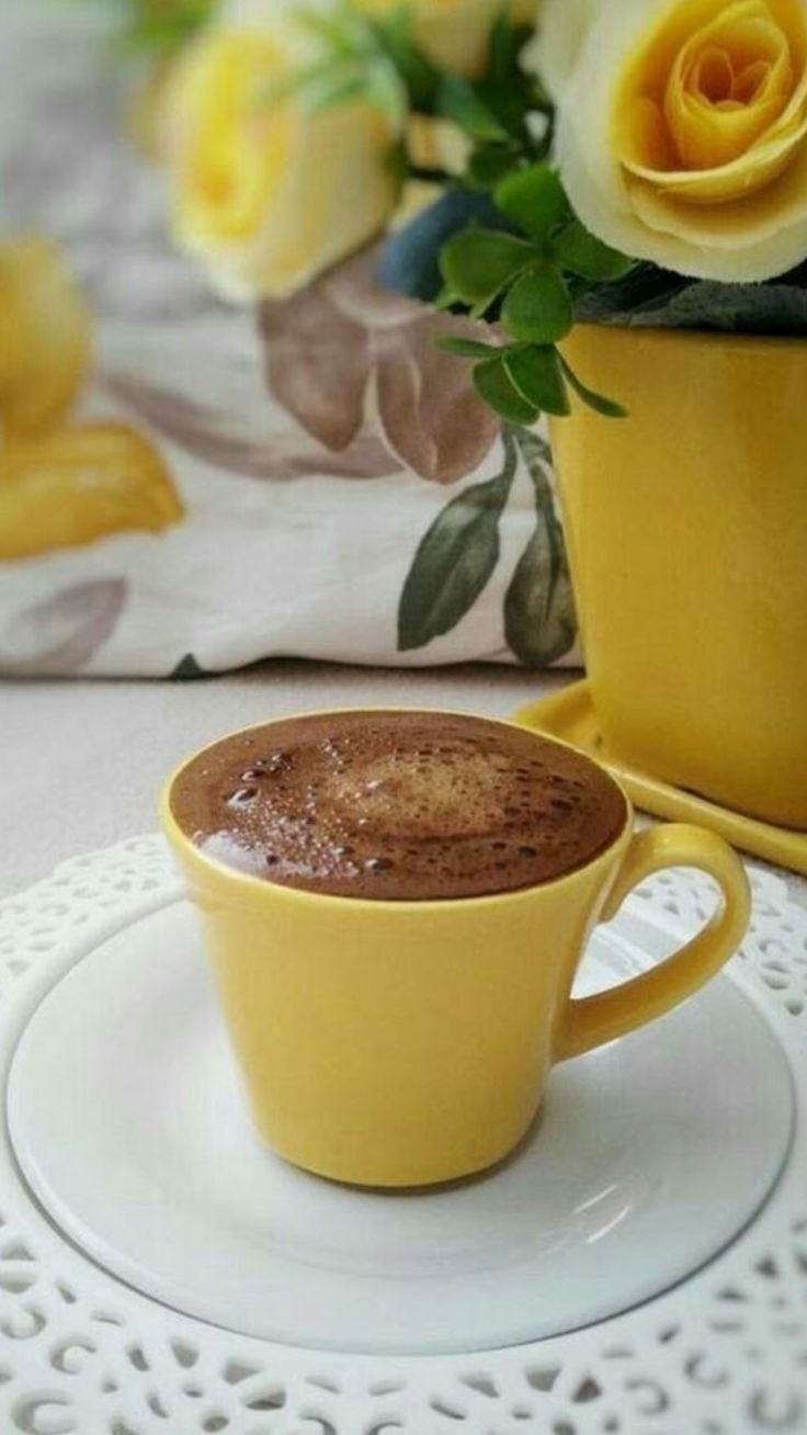 Желтая чашка кофе