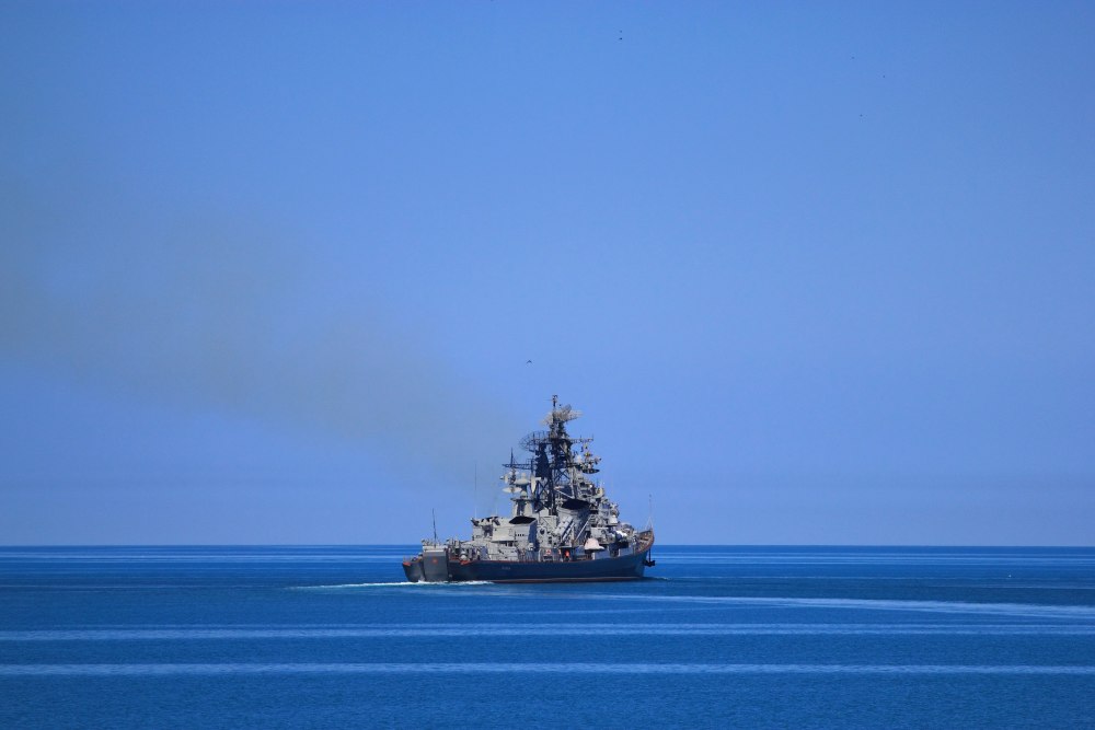 Военный корабль на горизонте