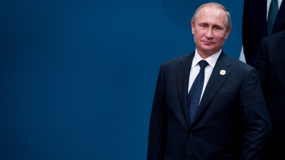 Путин на синем фоне