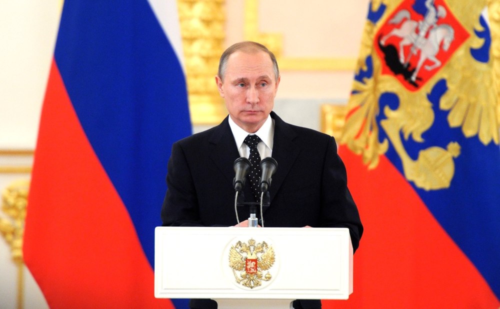 Путин Владимир Владимирович на фоне герба и флага
