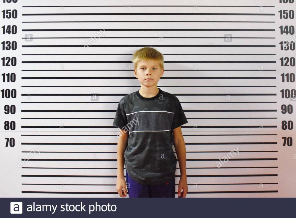 Заключенных фоткают на фоне линейки