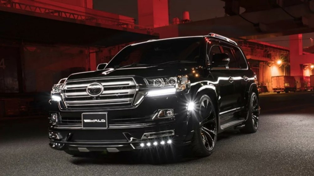 Toyota Land Cruiser 200 Black Tuning