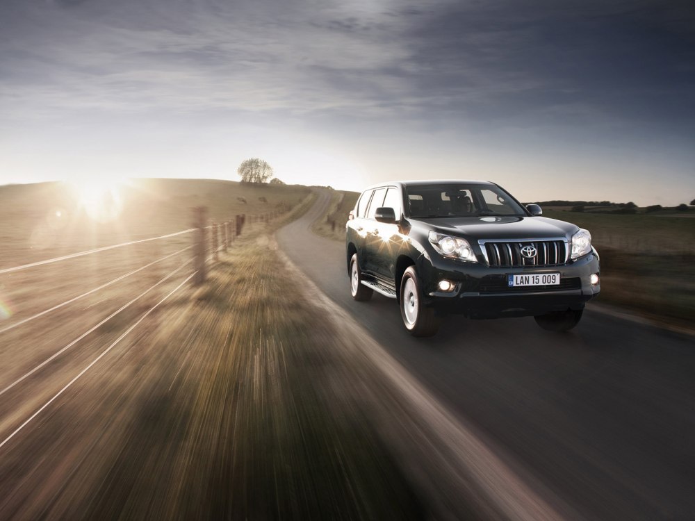Toyota Land Cruiser 150 на дороге