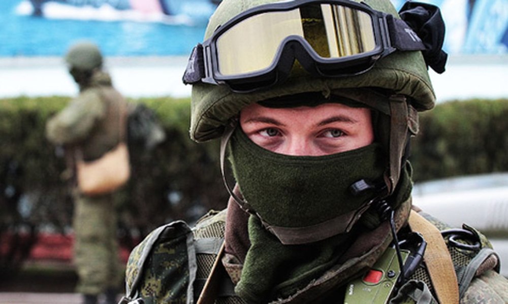 Военный в маске