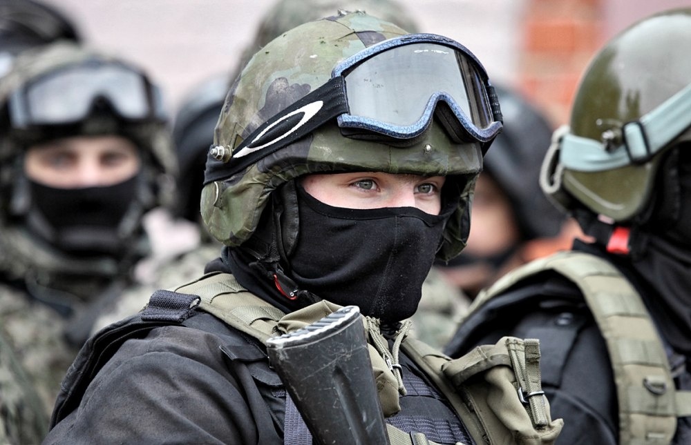 Военный в маске