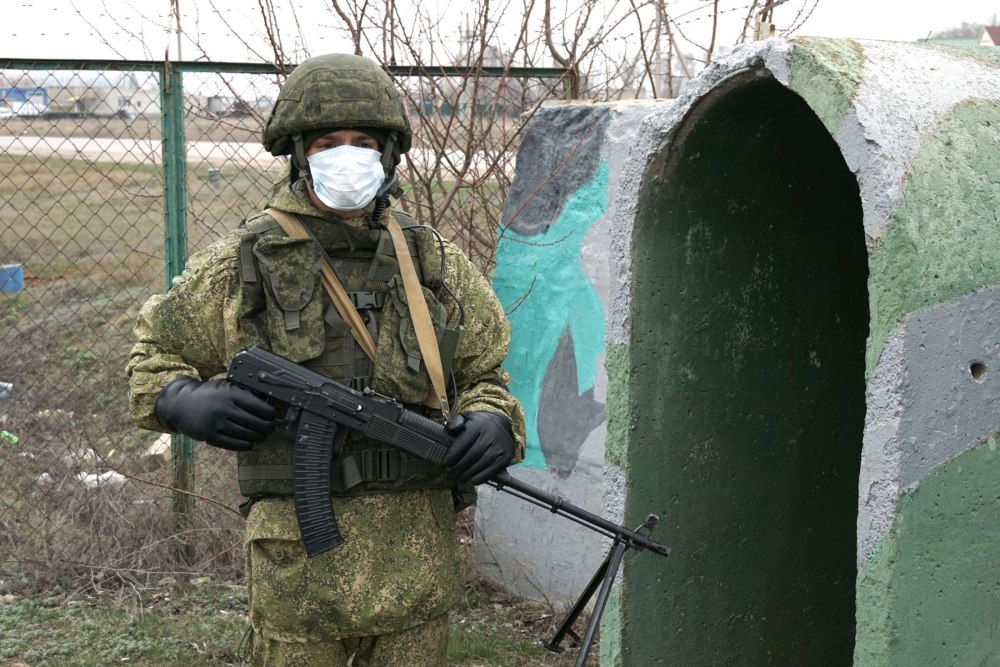 Солдат в маске