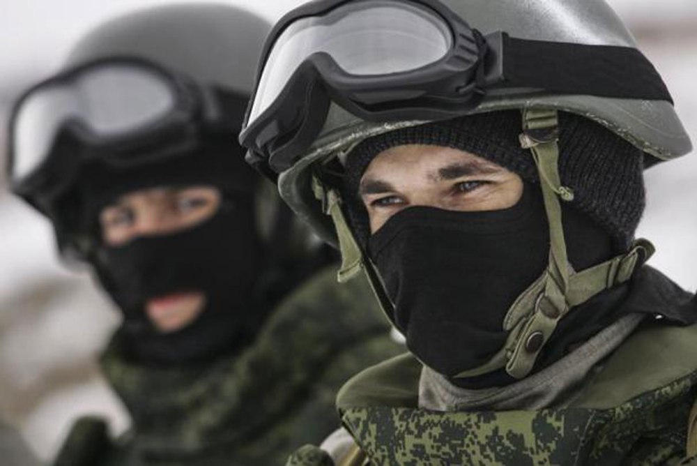 Военный в маске