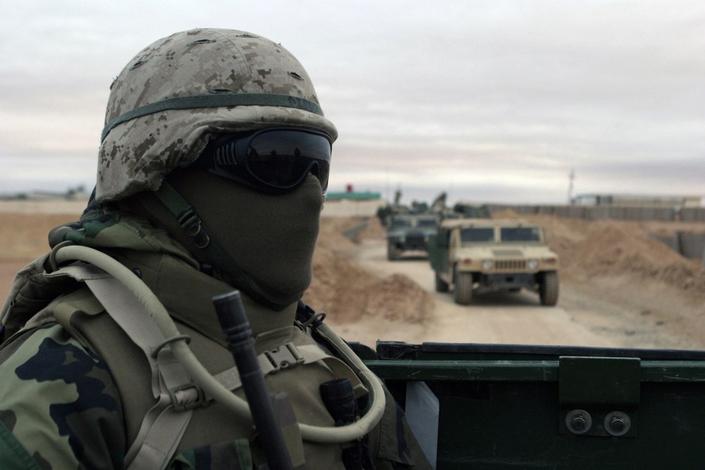 Военный американец в маске