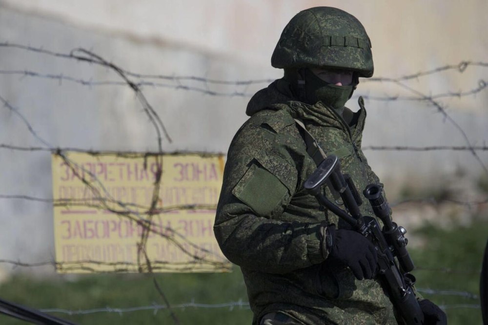 Российский военный в маске