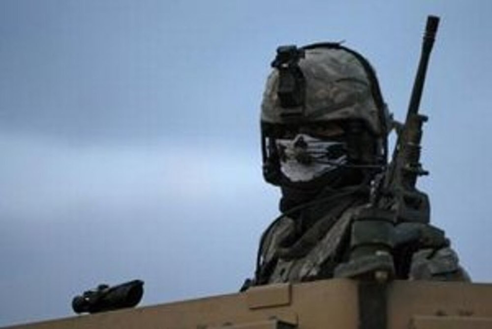 Американский военный в маске