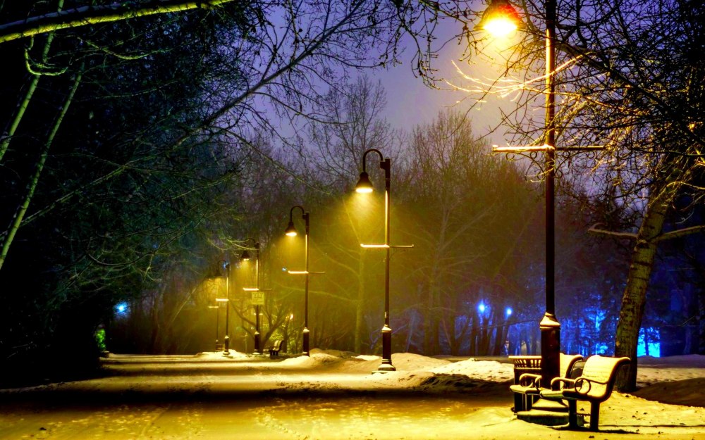 Зимняя аллея с фонарями
