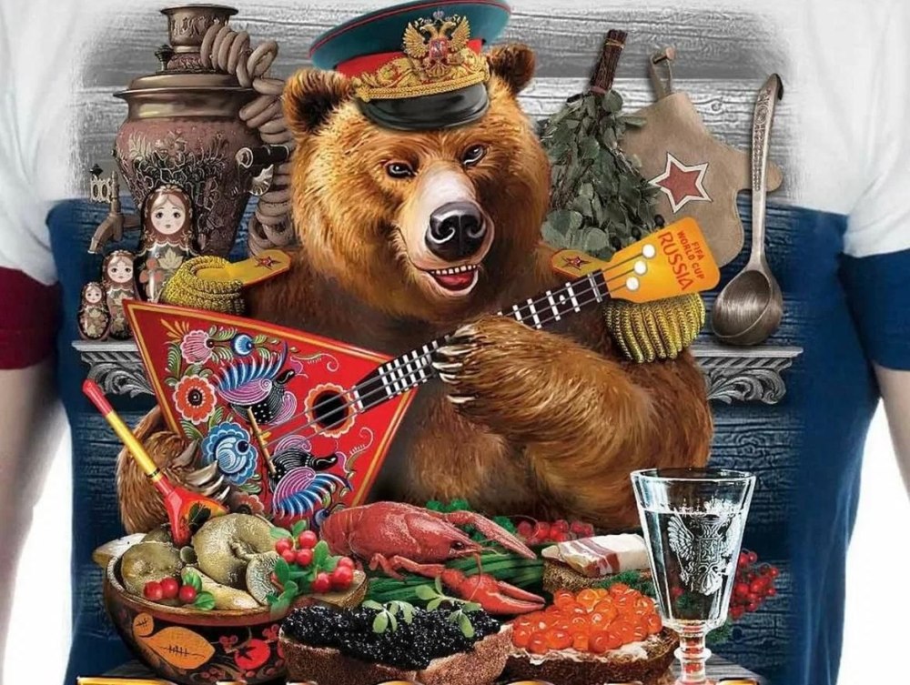 Тату медведь на фоне флага России