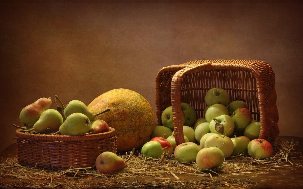 Корзина с яблоками и грушами