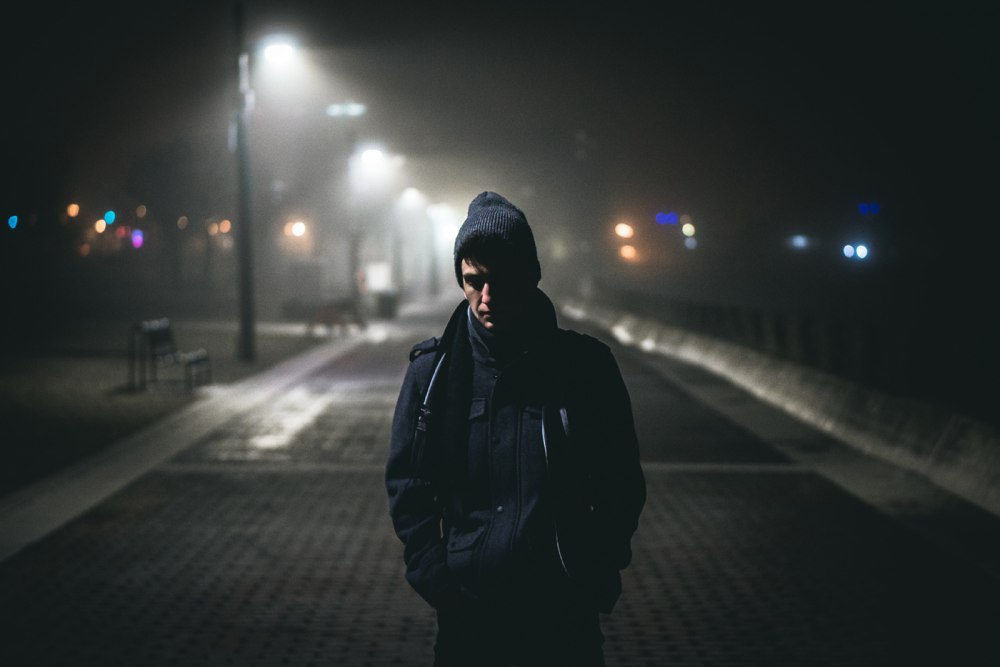 Одинокий парень сидит