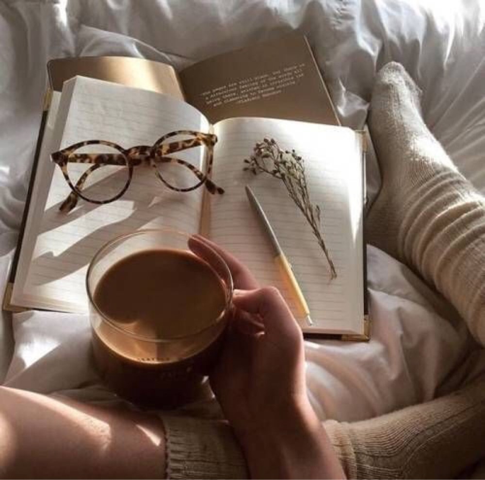 Девушка с книгой и кофе